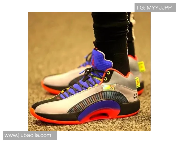 球星穿着TF足球鞋助力速度与灵动，展现竞技魅力与时尚风采